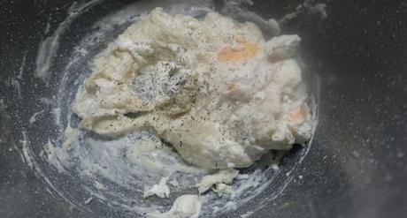 Echamos los demás ingredientes menos el agua y la pasta y lo mezclamos todo