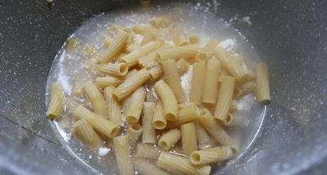 Echamos el agua y la pasta y lo cocemos