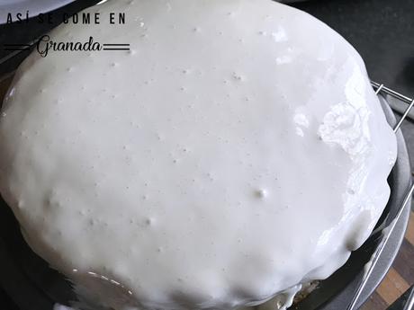 Bizcocho de claras sin gluten con cobertura espejo Bizcocho de claras sin gluten con cobertura espejo