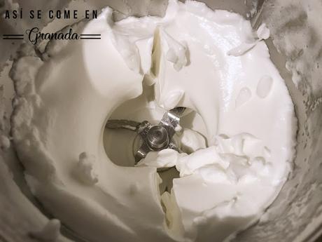 Bizcocho de claras sin gluten con cobertura espejo Bizcocho de claras sin gluten con cobertura espejo