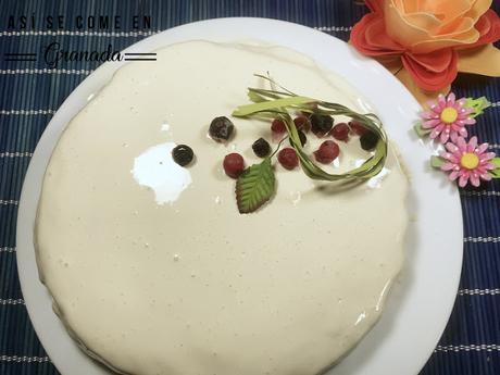 Bizcocho de claras sin gluten con cobertura espejo Bizcocho de claras sin gluten con cobertura espejo