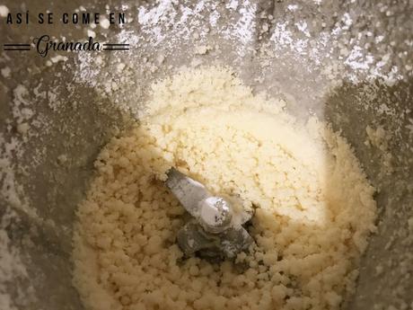 Bizcocho de claras sin gluten con cobertura espejo Bizcocho de claras sin gluten con cobertura espejo