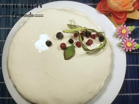 Bizcocho de claras sin gluten con cobertura espejo