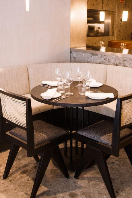 Detalle de mesa en Fayer, nuevo restaurante argentino-israelí de moda en Madrid