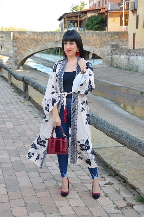 Maxi kimono de flores y borlas