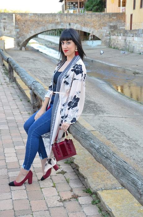 Maxi kimono de flores y borlas
