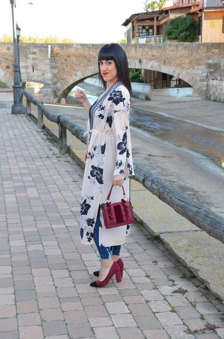 Maxi kimono de flores y borlas