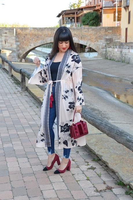 Maxi kimono de flores y borlas