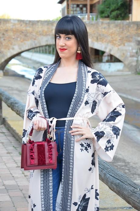 Maxi kimono de flores y borlas