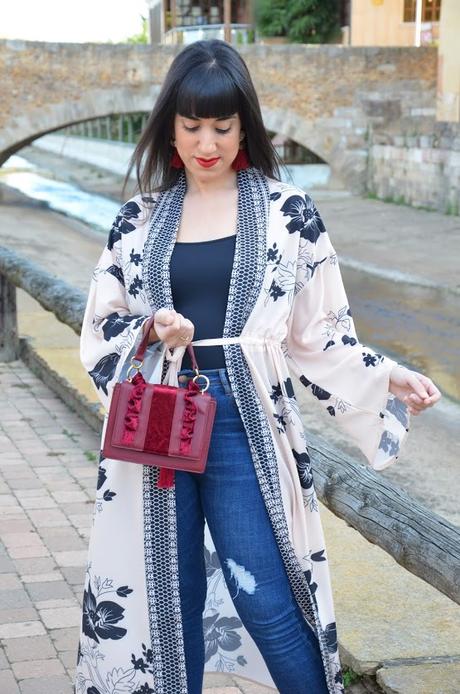 Maxi kimono de flores y borlas