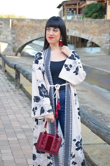 Maxi kimono de flores y borlas