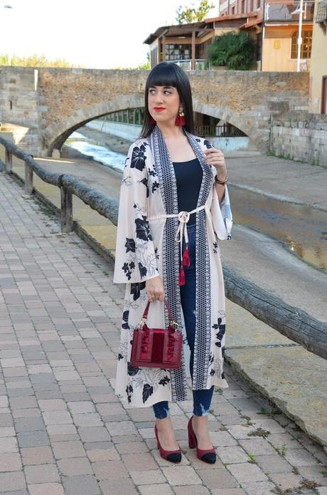 Maxi kimono de flores y borlas