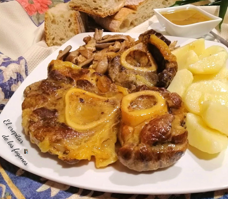 OSSOBUCO EN SALSA CON PATATAS CONFITADAS Y SETAS AL AJILLO OSSOBUCO EN SALSA CON PATATAS CONFITADAS Y SETAS AL AJILLO