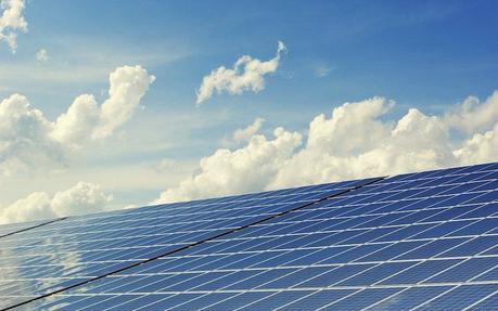 Las placas solares para autoconsumo suponen un ahorro para empresas y particulares