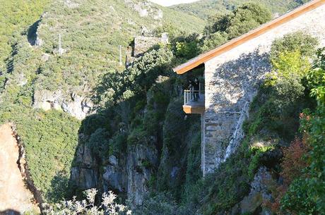 Castillo de Cornatel, una ruta entre un mirador de vértigo y el banco más bonito del Bierzo