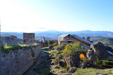 Castillo de Cornatel, una ruta entre un mirador de vértigo y el banco más bonito del Bierzo