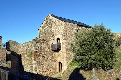 Castillo de Cornatel, una ruta entre un mirador de vértigo y el banco más bonito del Bierzo