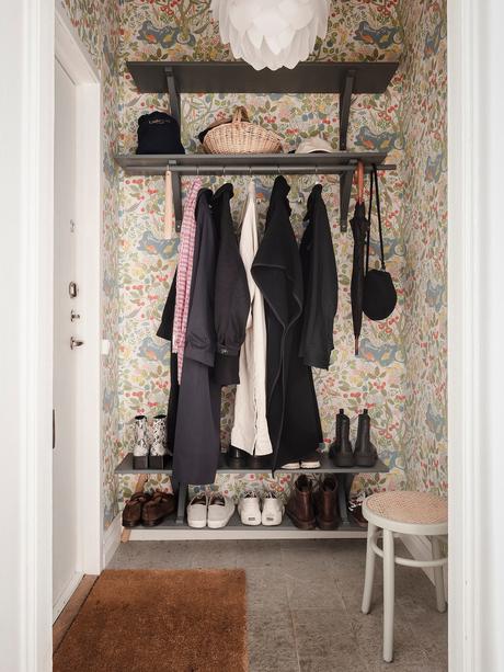 swedish decor scandinavian style scandinavian decor scandi style scandi hygge scandi apartment paredes negras nordic style muebles de cocina negros dormitorio negro decorar con cuadros dark kitchen colorful decor cocina nórdica cocina negra cocina azul blue walls black kitchen black bedroom  