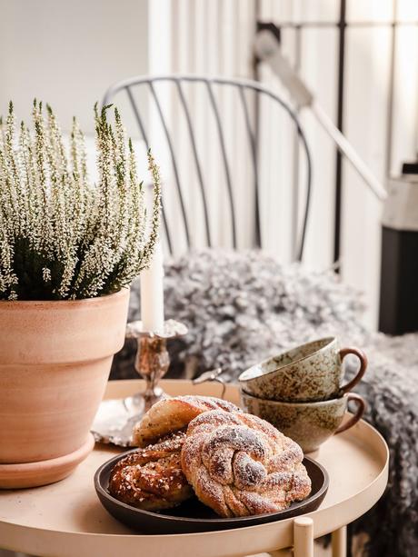 swedish decor scandinavian style scandinavian decor scandi style scandi hygge scandi apartment paredes negras nordic style muebles de cocina negros dormitorio negro decorar con cuadros dark kitchen colorful decor cocina nórdica cocina negra cocina azul blue walls black kitchen black bedroom  