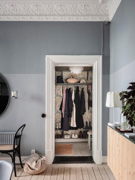 swedish decor scandinavian style scandinavian decor scandi style scandi hygge scandi apartment paredes negras nordic style muebles de cocina negros dormitorio negro decorar con cuadros dark kitchen colorful decor cocina nórdica cocina negra cocina azul blue walls black kitchen black bedroom  