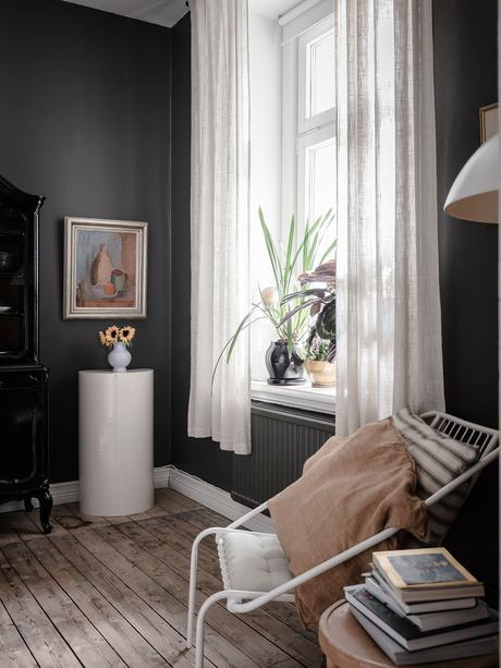 swedish decor scandinavian style scandinavian decor scandi style scandi hygge scandi apartment paredes negras nordic style muebles de cocina negros dormitorio negro decorar con cuadros dark kitchen colorful decor cocina nórdica cocina negra cocina azul blue walls black kitchen black bedroom  