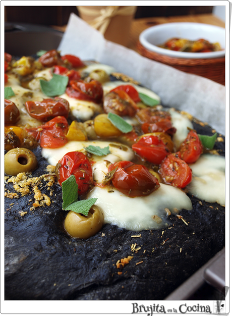 Focaccia negra con mozzarella y cherrys confitados Focaccia negra con mozzarella y cherrys confitados