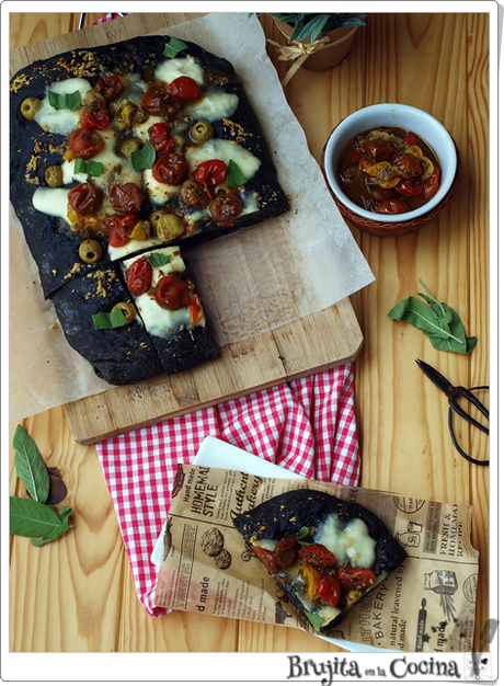 Focaccia negra con mozzarella y cherrys confitados Focaccia negra con mozzarella y cherrys confitados