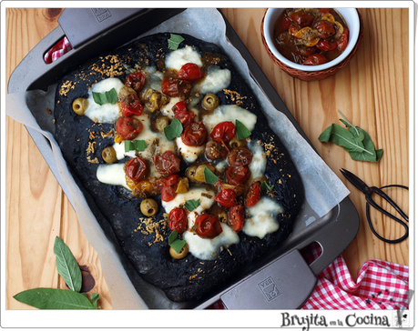 Focaccia negra con mozzarella y cherrys confitados Focaccia negra con mozzarella y cherrys confitados