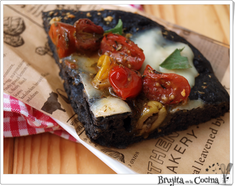 Focaccia negra con mozzarella y cherrys confitados