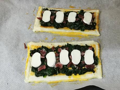 Hojaldre de espinacas con queso de cabra y jamón ibérico