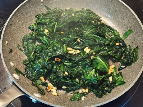 Hojaldre de espinacas con queso de cabra y jamón ibérico