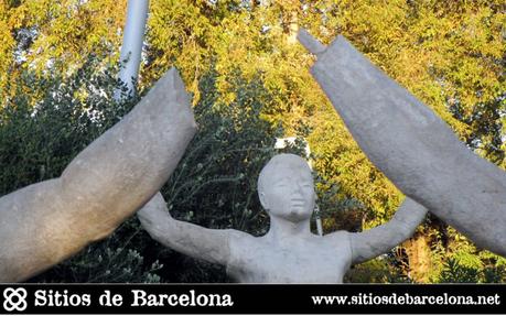 Mutilan los brazos del Monumento a La Sardana en Barcelona