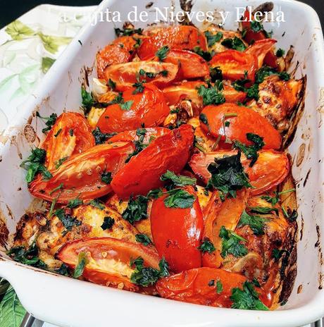 Pollo adobado al horno con tomates y hierbas frescas