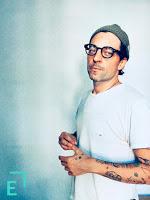 Desde Emerge Management & Comunicación damos la bienvenida a nuestro roster a L.A., banda liderada por Luis Albert Segura que se encuentra grabando el que será su próximo disco, Evergreen Oak, tras su aventura en solitario.     Luis Albert Segura lleva al frente de su proyecto L.A. desde 2004. Ese año inició una carrera de fondo desde el pequeño y mágico escenario del ya desaparecido bar Bluesville de Palma de Mallorca. Todo el esfuerzo lo llevó a girar por EEUU, Canadá, América Latina, Inglaterra y parte del territorio europeo entre 2012 y 2018, además de grabar discos con compañías internacionales como Universal o Sony Music (2009 – 2018) o compartir giras y abrir conciertos de artistas de renombre como Arcade Fire, Foo Fighters, MUSE, Placebo, Band of Horses o Franz Ferdinand, entre muchos otros. A lo largo de estos años, L.A. ha actuado en algunos de los festivales de música más destacados a nivel nacional e internacional; Reading and Leeds (Reino Unido, 2012), Corona Capital (México, 2013), South By Southwest (2010 a 2016), Mad Cool, Bilbao BBK Live o Sonorama Ribera, entre muchos otros.     A lo largo de su trayectoria, algunas de las canciones de L.A. han sonado en spots publicitarios y películas, como Stop de Clocks, que tras su aparición en la película ‘A tres metros sobre el cielo’ llegó a millones de personas en diferentes países.     En 2019, Luis Albert publicó bajo su nombre propio su primer trabajo en castellano, Amenaza Tormenta (Sony Music), que presentó en directo en ciudades de todo el país. Ahora anuncia nuevo disco, Evergreen Oak, y regreso de L.A. Se trata de un disco muy especial está grabando en una casa junto a su familia en la Sierra de Tramuntana de Mallorca y podemos seguir el proceso a través de sus redes sociales.