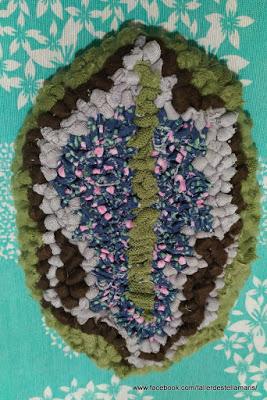 Rug Hooking , Hoja en mini tapiz