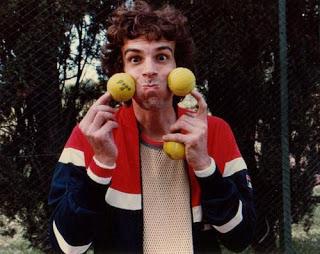 Luis Alberto Spinetta: Poesía Surrealista y Conexiones con Antonin Artaud