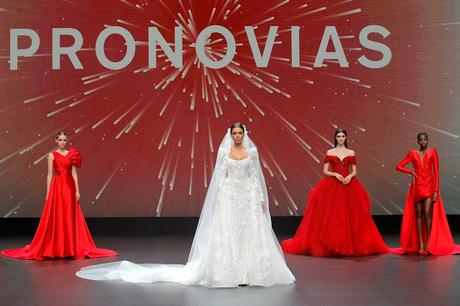 El glamour cinematográfico de Hollywood se pasea por VBBFW de la mano de la firma Pronovias y su última colección 2021 de vestidos de novia