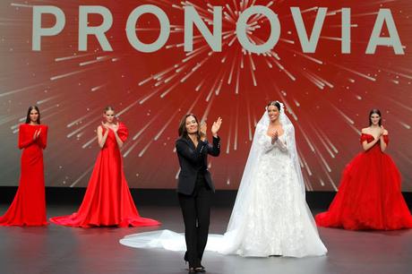 El glamour cinematográfico de Hollywood se pasea por VBBFW de la mano de la firma Pronovias y su última colección 2021 de vestidos de novia