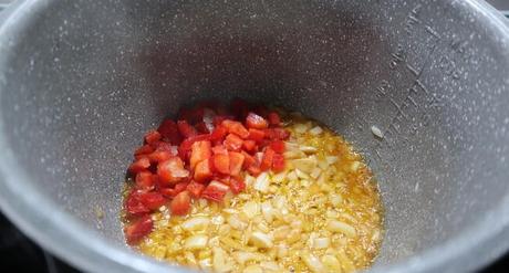 Añadimos el pimiento rojo y la cebolla y sofreímos