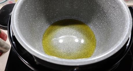 Echamos aceite en la cubeta y calentamos