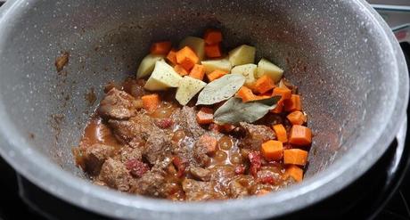 Echamos el resto de la verdura y las patatas cortadas en tacos y dejamos evaporar el vino
