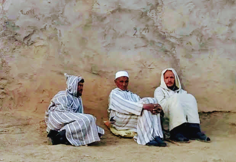 Tachakchte (Marruecos) - Sentados bajo el muro Tachakchte (Marruecos) - Sentados bajo el muro