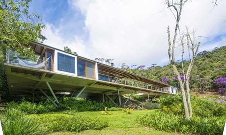 Dos casas en el lago, en las montañas de Río de Janeiro / Arq. Luiz Gaudenzi