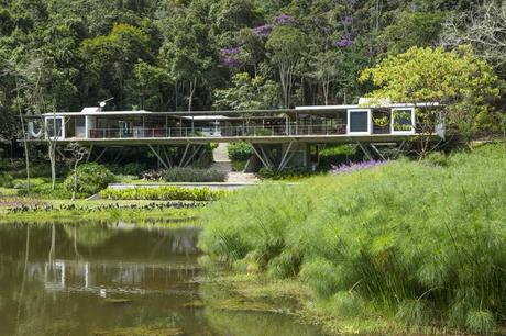 Dos casas en el lago, en las montañas de Río de Janeiro / Arq. Luiz Gaudenzi