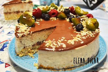 Tarta saludable de vainilla y chocolate, con base de coco y avena