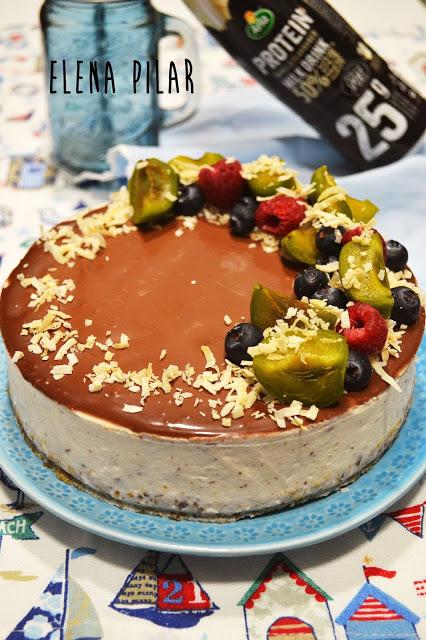 Tarta saludable de vainilla y chocolate, con base de coco y avena