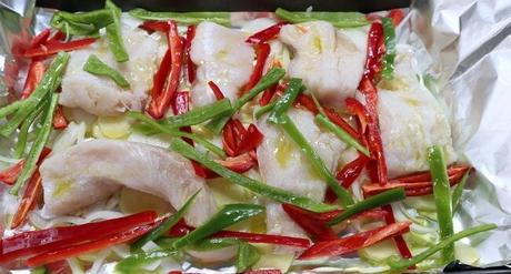 Ponemos los pimientos cortados el verde y el rojo y cerrar bien el papel de Albal