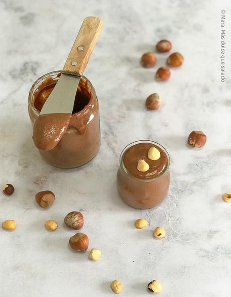 Crema de cacao y avellanas sin azúcar. Nutella o Nocilla saludable.