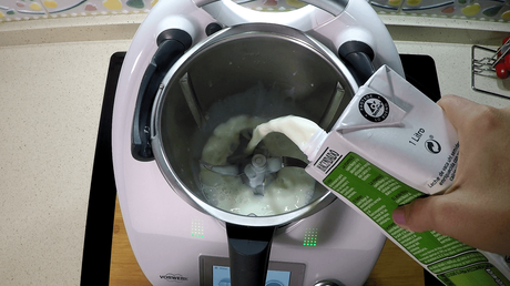 Echar la leche en le vaso de la Thermomix.