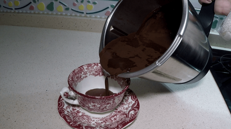 Servir el chocolate a la taza en Thermomix.